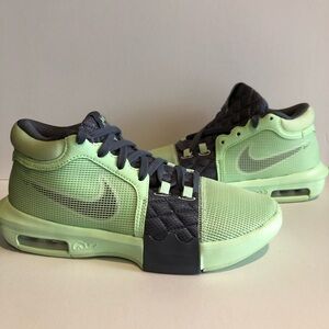 Lebron Witness 8 vapor green/ carbon sz. 6 men’s. New without box